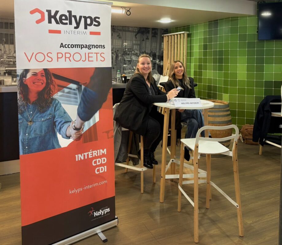 Deux consultantes Kelyps Intérim à leur stand lors d'un événement networking – banner roll-up Intérim CDD CDI, accompagnement de projets professionnels