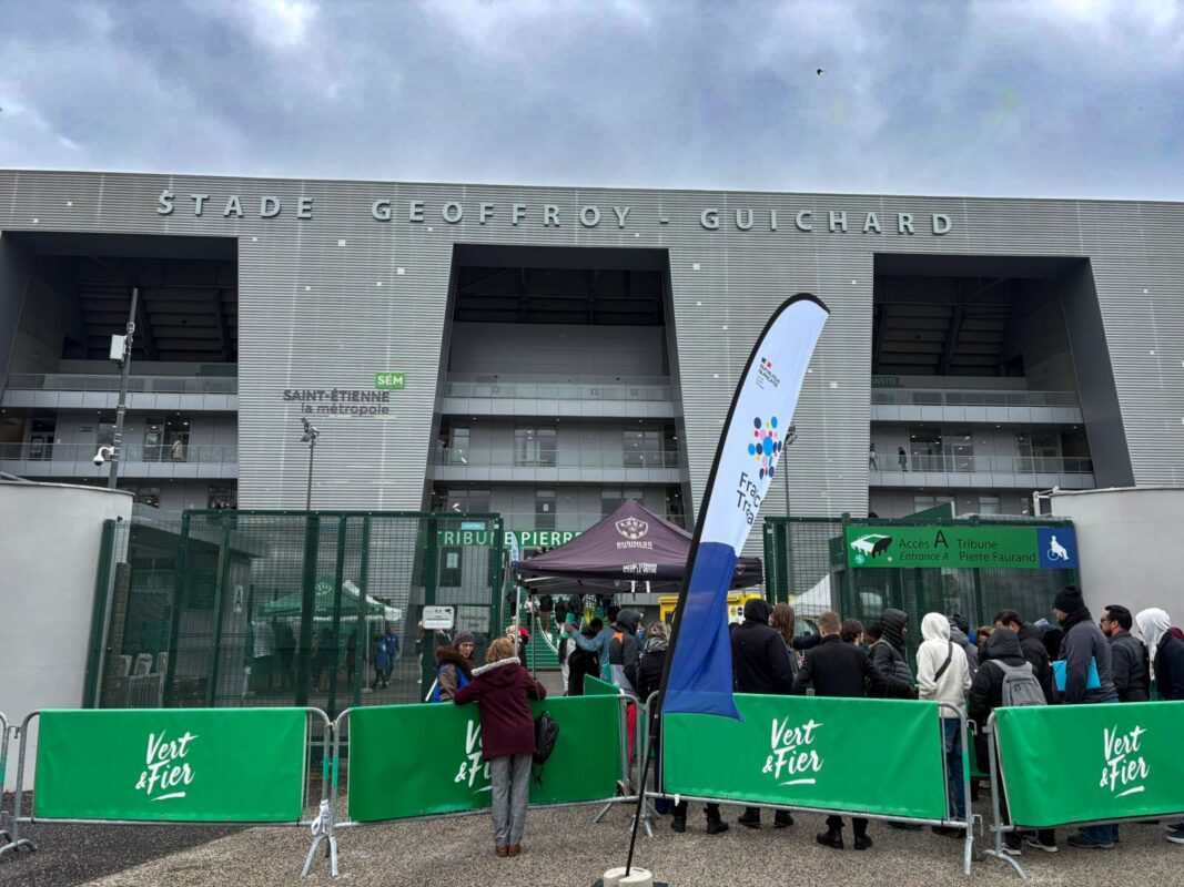 Entrée du Stade Geoffroy-Guichard à Saint-Étienne lors d'un forum emploi – stand Business Club ASSE et bannière France Travail, Tribune Pierre Faurand