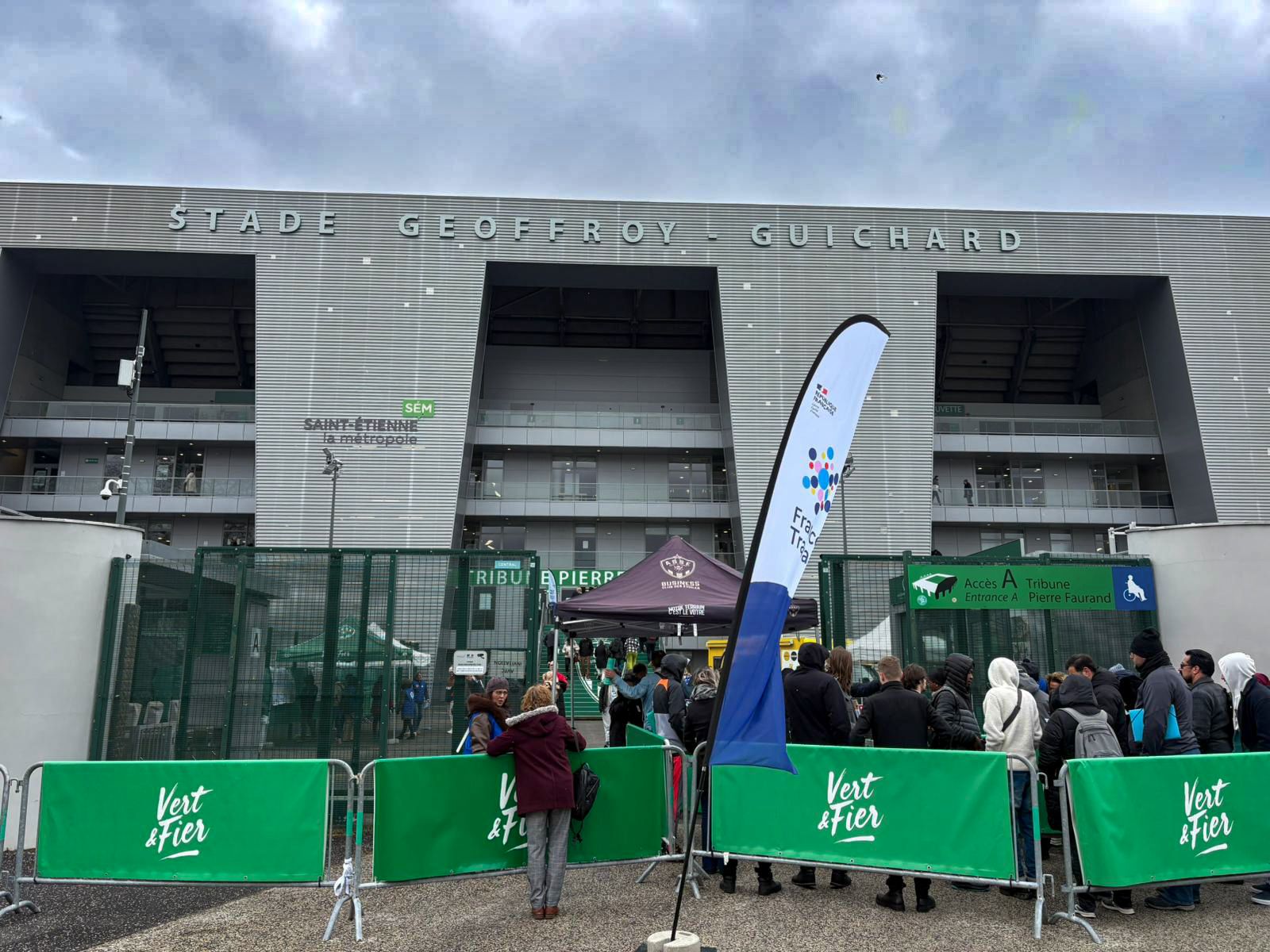 Entrée du Stade Geoffroy-Guichard à Saint-Étienne lors d'un forum emploi – stand Business Club ASSE et bannière France Travail, Tribune Pierre Faurand