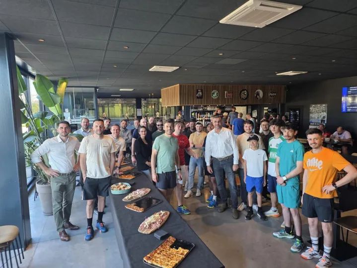 Participants et collaborateurs réunis pour une photo de groupe lors du tournoi de padel organisé par Kelyps, dans un esprit d’équipe et de convivialité.