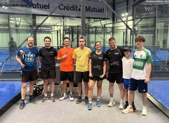 Participants et collaborateurs réunis pour une photo de groupe lors du tournoi de padel organisé par Kelyps, dans un esprit d’équipe et de convivialité.