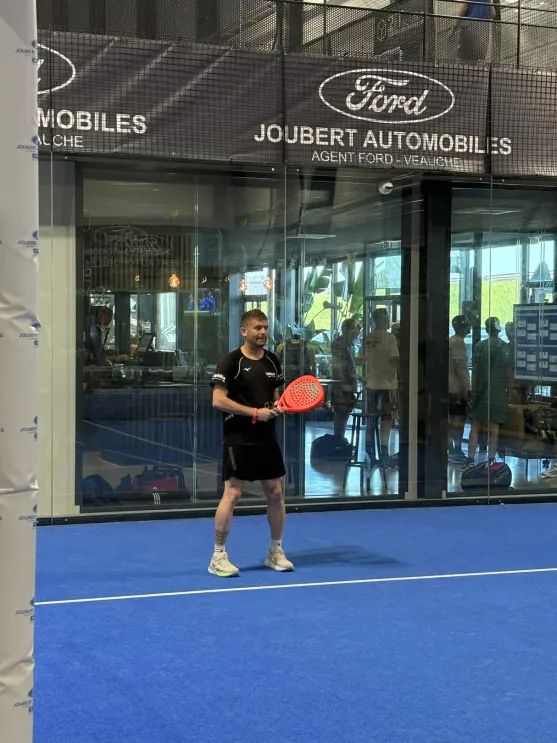 Match de padel en cours pendant le tournoi Kelyps, avec des joueurs en pleine action et un esprit de compétition convivial.