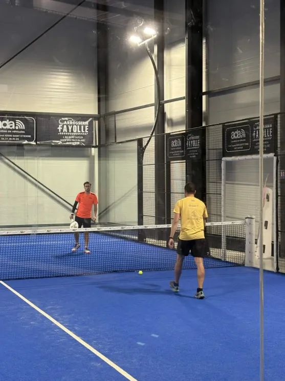 Participants au tournoi de padel Kelyps en pleine partie, mettant en avant l’esprit sportif, la cohésion et la compétition amicale.