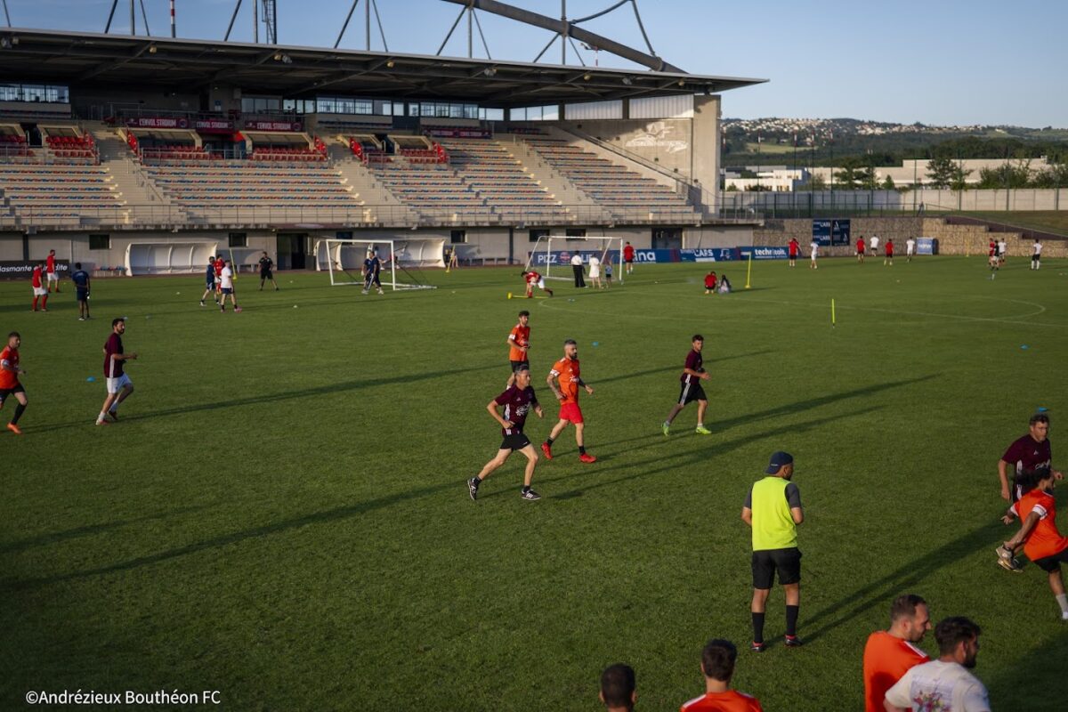 Plusieurs équipes d'entreprise partenaire en train de s'affronter sur le terrain de foot